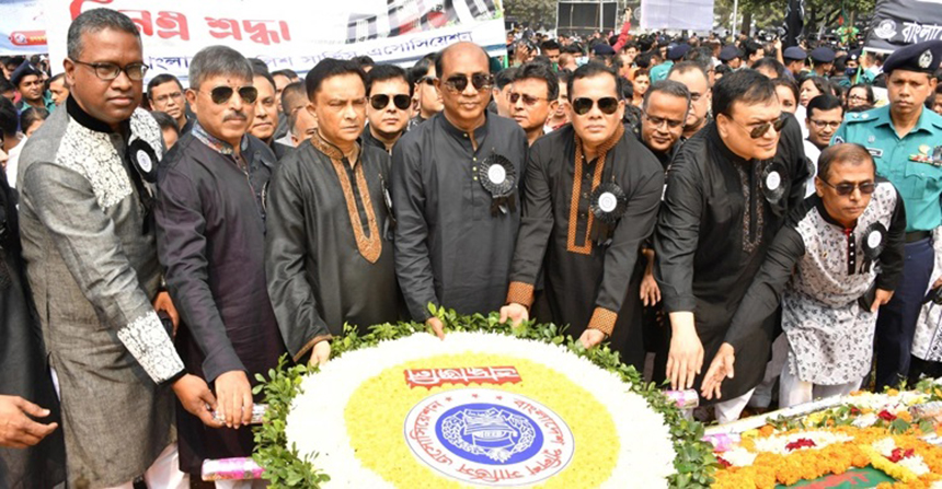 শহীদ মিনারে পুলিশ সার্ভিস অ্যাসোসিয়েশনের শ্রদ্ধা