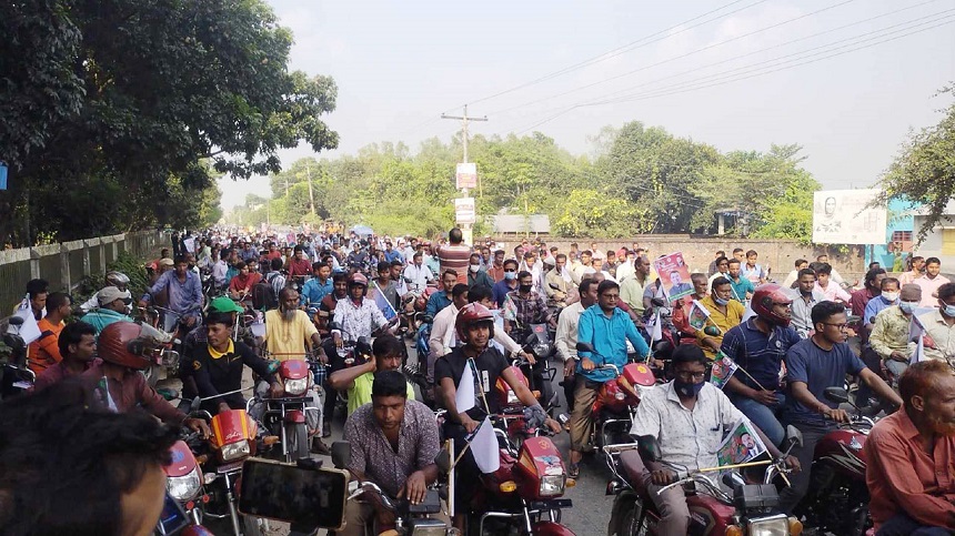 দশ হাজার মোটরসাইকেল নিয়ে ২০ কিমি শোডাউন দিলেন আ.লীগ নেতাকর্মী