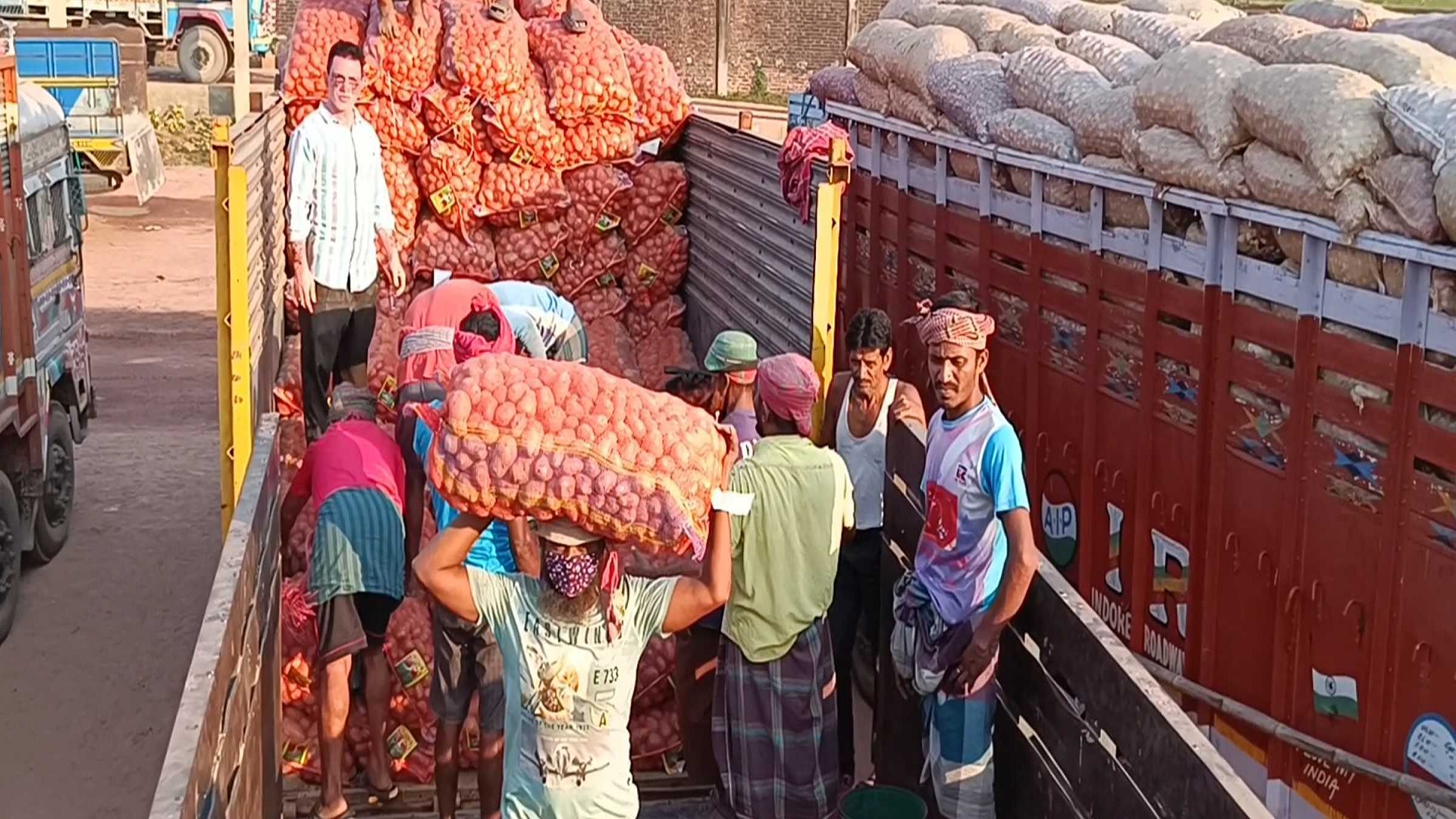 আড়াই মাস পর হিলি স্থলবন্দর দিয়ে আলু আমদানি শুরু