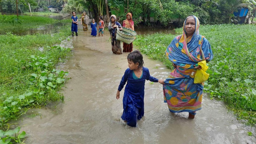 ফেনীতে জলাবদ্ধতায় শতাধিক পরিবার বন্দি