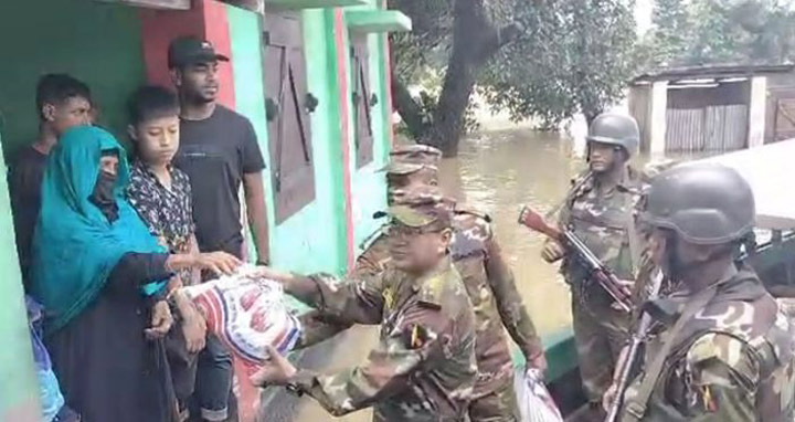 খাগড়াছড়িতে উদ্ধার ও ত্রাণ বিতরণে সেনাবাহিনী