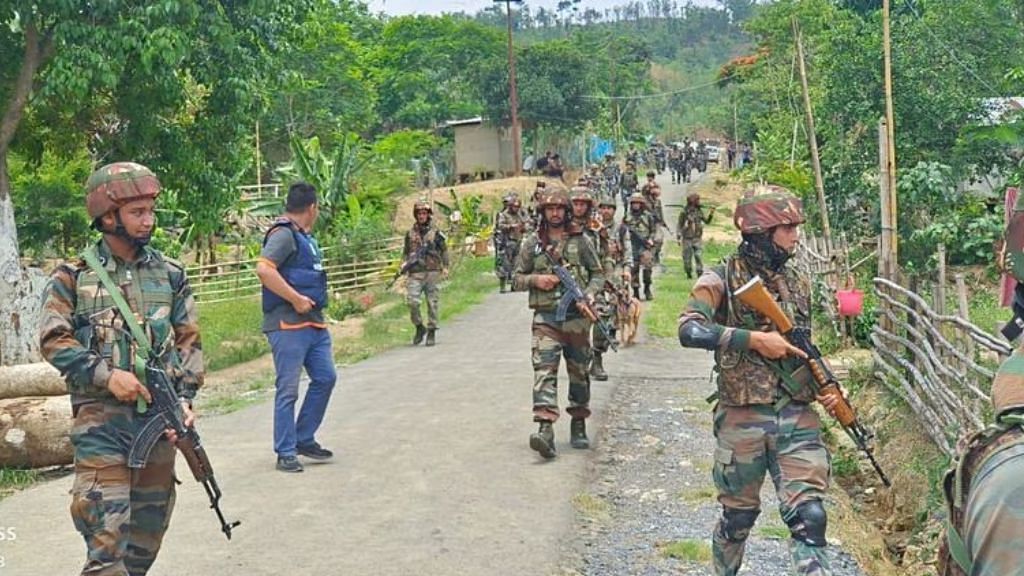 মণিপুরে মিয়ানমার থেকে ঢুকেছে ৯০০ সশস্ত্র যোদ্ধা, সতর্কতায় ভারত