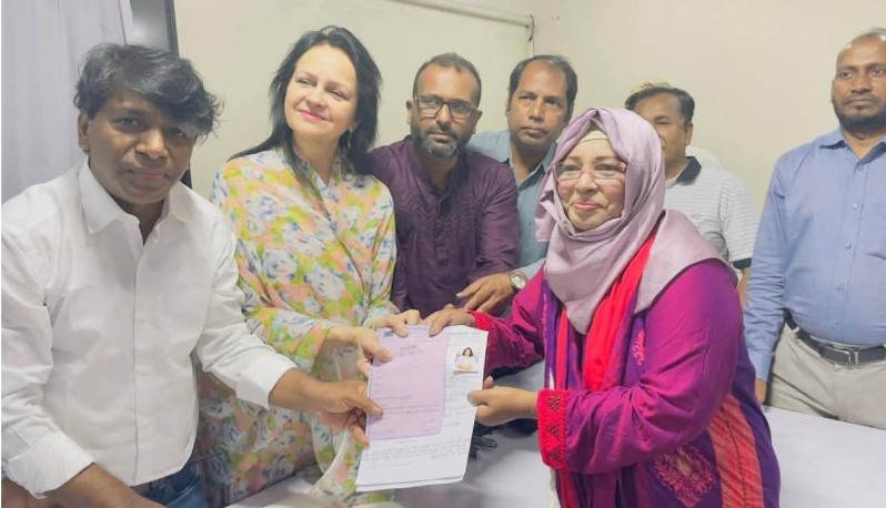 সংরক্ষিত নারী আসনে মনোনয়ন ফরম জমা দিলেন মিরা খাঁন