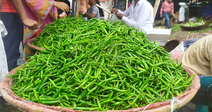 কাঁচা মরিচের কেজি ৪০০ টাকা