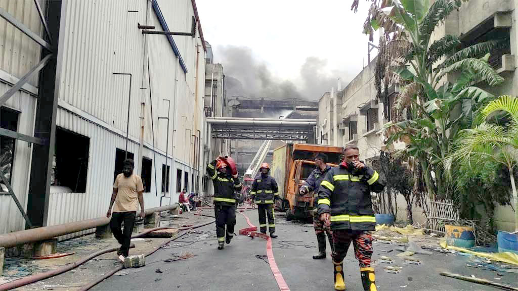 ৩২ ঘণ্টা পর নিভল গাজী টায়ারসের আগুন: ভবন ধসের শঙ্কা