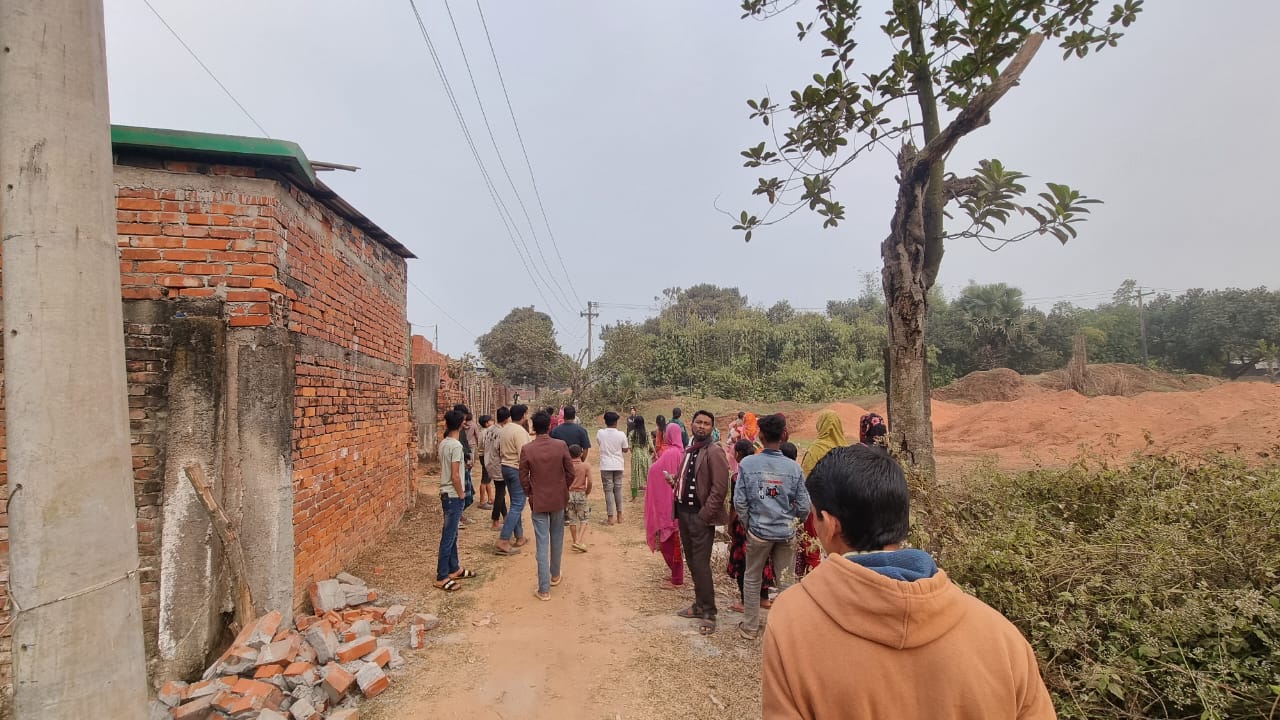 শ্রীপুরে শতবর্ষী সড়ক বন্ধের পাঁয়তারা, এলাকাবাসীর প্রতিবাদ