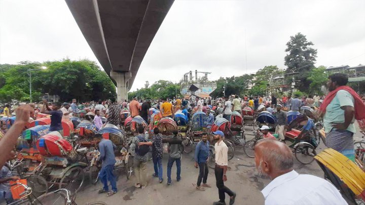 শাহবাগঅবরোধ করে রিকশাওয়ালাদের বিক্ষোভ