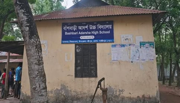 গাজীপুরে এসএসসি বিদায় অনুষ্ঠানের দাওয়াত না পেয়ে স্কুলে হামলা ও তালা!