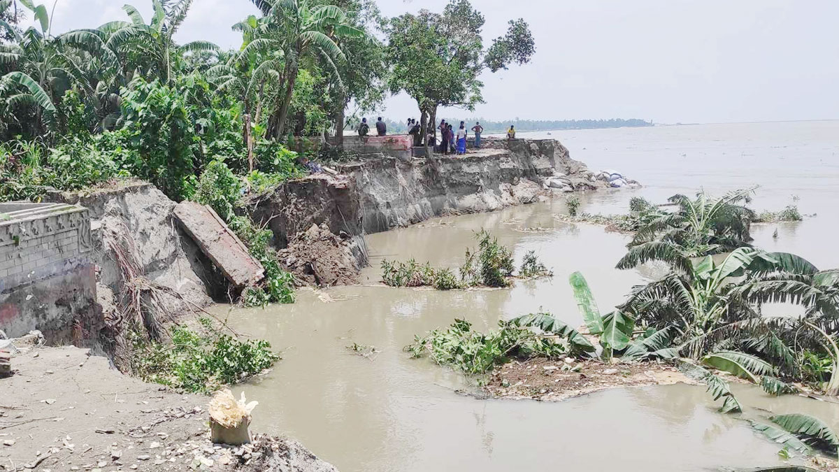 ভাঙন পরিদর্শনে গিয়ে লাঠির তাড়া খেয়ে পালালেন মন্ত্রী