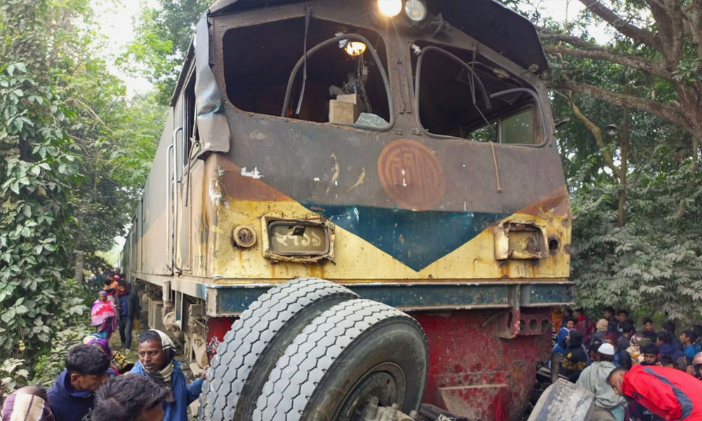 সরিষাবাড়ীতে ট্রেন-ট্রাক সংঘর্ষ, আহত তিন: ৫ ঘণ্টা পর ট্রেন চলাচল স্বাভাবিক