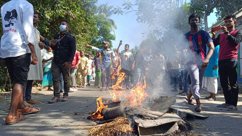 বিএনপির সম্মেলন কেন্দ্র করে সড়কে গাছ ফেলে আগুন জ্বালিয়ে বিক্ষোভ