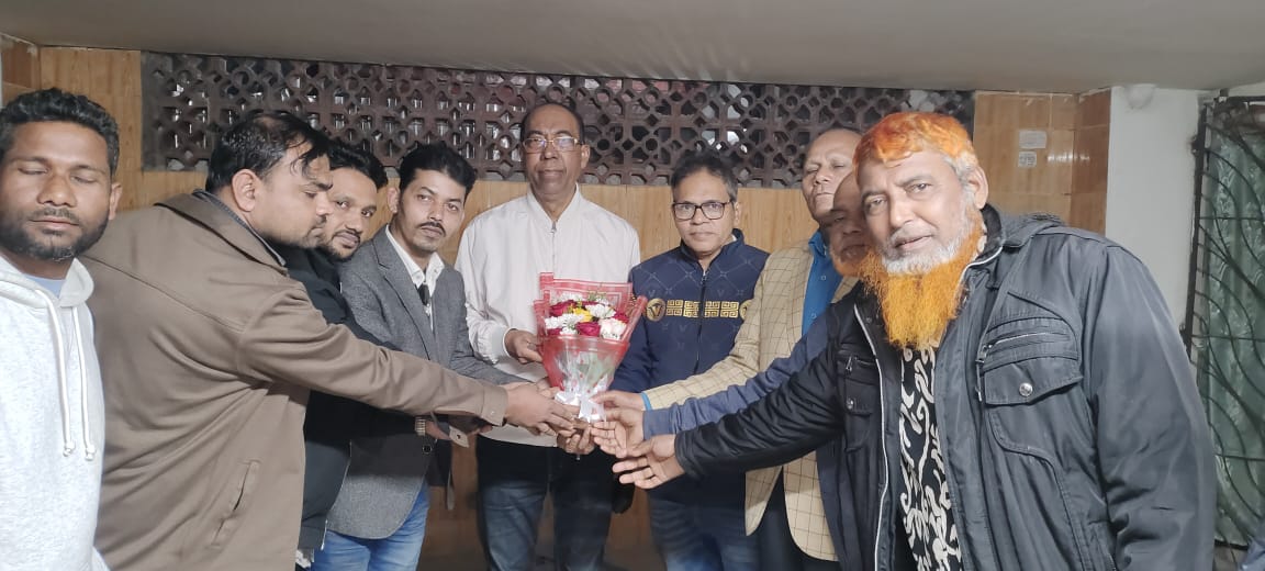 মানবাধিকার রক্ষায় অবদানের জন্য বিএনপি নেতা নাজিমুদ্দিন আলমকে ফুলেল শুভেচ্ছা