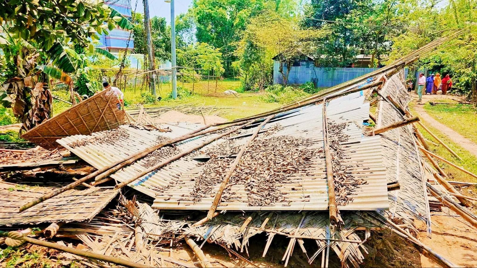 শ্রীপুরে কালবৈশাখী ঝড়ে টিনের চালের নিচে চাপা পড়ে বৃদ্ধের মৃত্যু