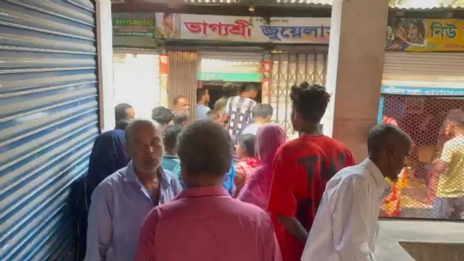 মাদারীপুরে ৬টি স্বর্ণের দোকানে দুর্ধর্ষ ডাকাতি: কয়েক কোটি টাকার মালামাল লুট