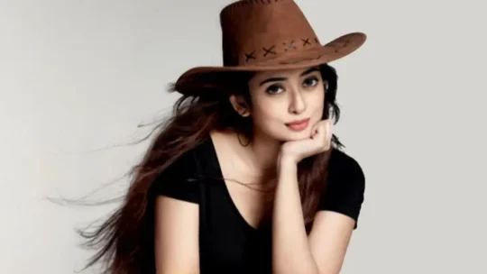সিনেমা মুক্তির আগেই হজে যাচ্ছেন নায়িকা