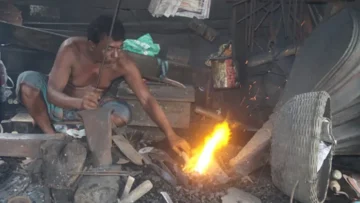 ব্যস্ততা বাড়ছে কামারপাড়ায়