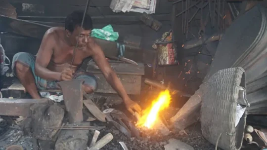 ব্যস্ততা বাড়ছে কামারপাড়ায়