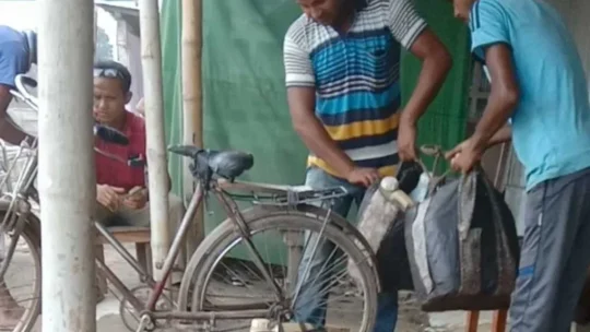 বুড়িমারী সীমান্ত দিয়ে ভারতে তেল পাচার, চলছে রমরমা ব্যবসা