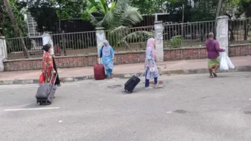 হল ছাড়ছেন ঢাবির শিক্ষার্থীরা