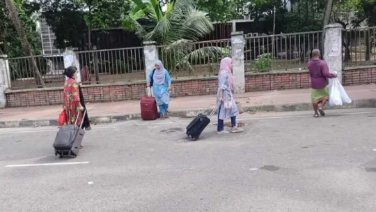 হল ছাড়ছেন ঢাবির শিক্ষার্থীরা
