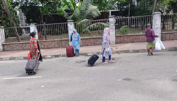 হল ছাড়ছেন ঢাবির শিক্ষার্থীরা