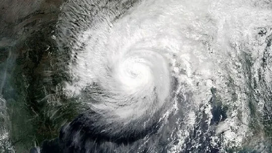 হ্যারিকেন মিল্টন থেকে বাঁচতে পালাচ্ছেন মানুষ