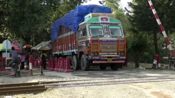 হিলি স্থলবন্দর দিয়ে আমদানি-রপ্তানি শুরু