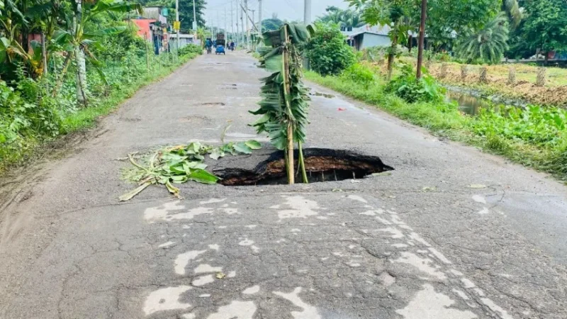 বিশ্ববিদ্যালয় সড়কে বড় গর্ত, যান চলাচল বন্ধ