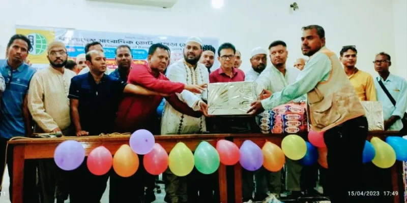 বগুড়ায় সাংবাদিক জোটের ঈদসামগ্রী বিতরণ ও আলোচনা সভা