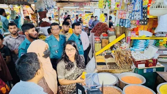 নিত্যপণ্যের বাজার তদারকি করলো বাণিজ্য মন্ত্রণালয়ের দুই টিম