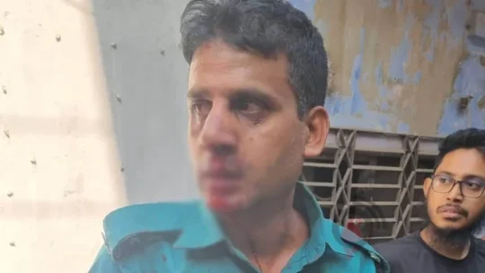 জঙ্গি ছিনতাইয়ের ঘটনায় হাসপাতালে ভর্তি আহত কনস্টেবল আজাদ