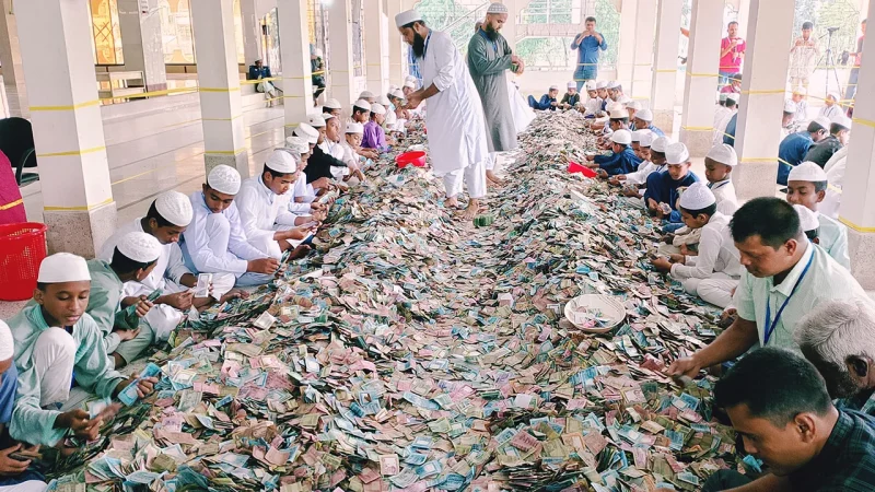 পাগলা মসজিদে সাত ঘণ্টায় পাওয়া গেল ৭ কোটি ২০ লাখ টাকা, গণনা চলছে