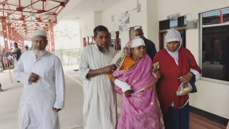 লালমনিরহাটে দাঁড়ানো ট্রেনে জোরে ইঞ্জিনের ধাক্কা, আহত ৫০