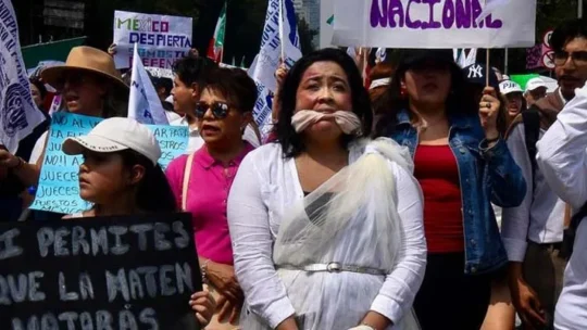 মেক্সিকোতে বিচার বিভাগীয় সংস্কারের বিরুদ্ধে শিক্ষার্থীদের বিক্ষোভ