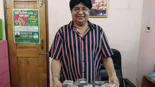 বাসার দরজা ভেঙে গায়ক মনি কিশোরের লাশ উদ্ধার