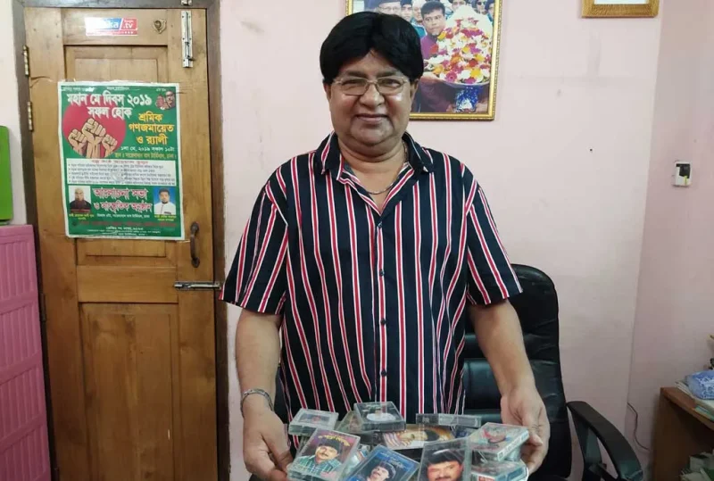 বাসার দরজা ভেঙে গায়ক মনি কিশোরের লাশ উদ্ধার