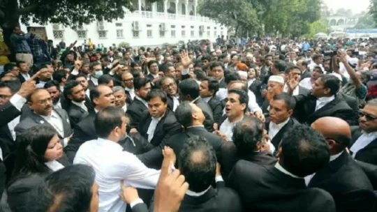 সুপ্রিমকোর্ট বার নির্বাচন: শেষদিনেও দুপক্ষের মাঝে ধাক্কাধাক্কি ও ধস্তাধস্তির ঘটনা
