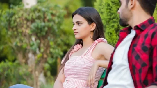 কীসে নারী আটকায়?