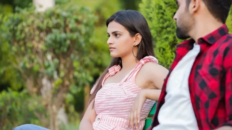 কীসে নারী আটকায়?