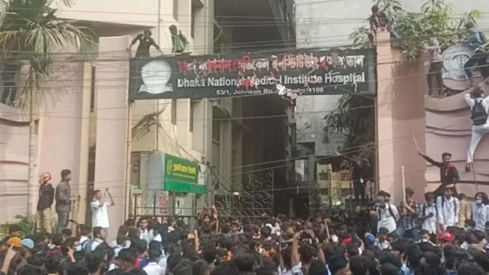 ভাঙচুরের পর ন্যাশনাল মেডিকেল হাসপাতাল ছাড়লেন শিক্ষার্থীরা