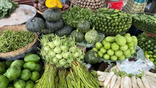 বাজারে শীতকালীন সবজির দাম চড়া