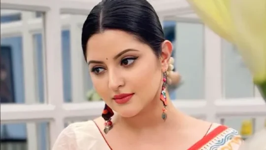 গৃহকর্মীদের জন্য মিষ্টি বানালেন পরীমণি