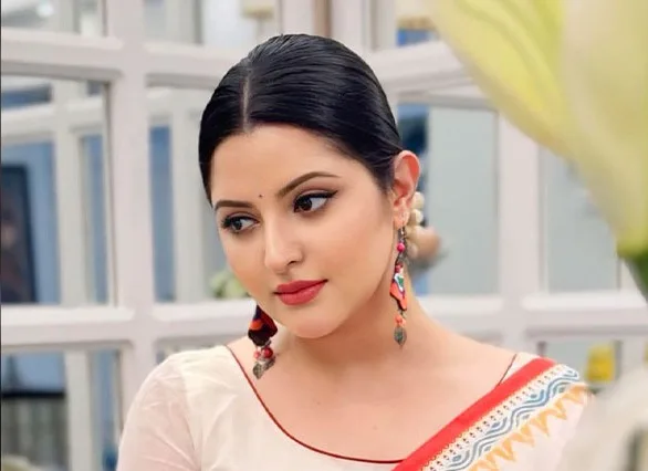 গৃহকর্মীদের জন্য মিষ্টি বানালেন পরীমণি
