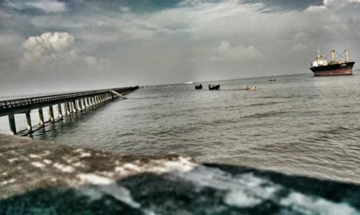 জাহাজ চলাচলে ঝুঁকিপূর্ণ হয়ে উঠছে সন্দ্বীপ ও হাতিয়া নৌ-চ্যানেল