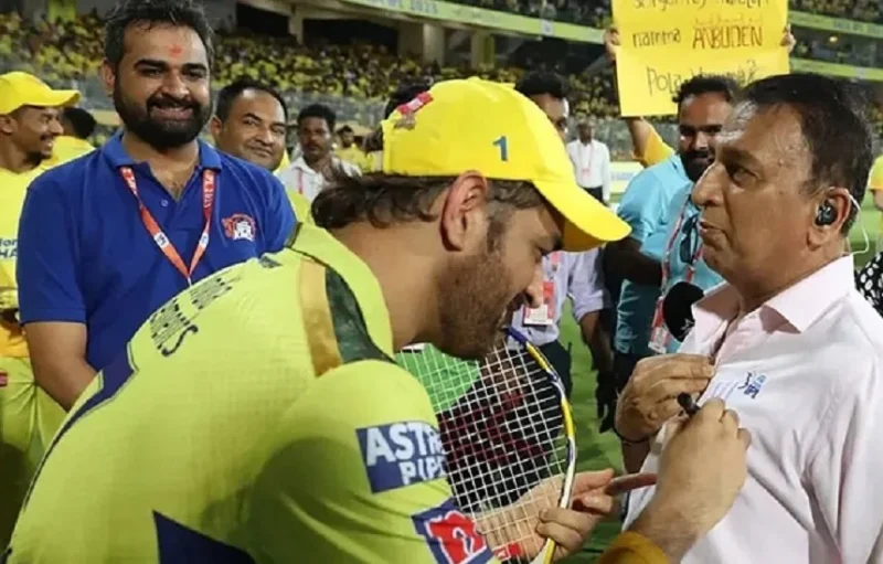 অবসরের ইঙ্গিত: ধোনির অটোগ্রাফ চেয়ে নিলেন সুনীল গাভাস্কার