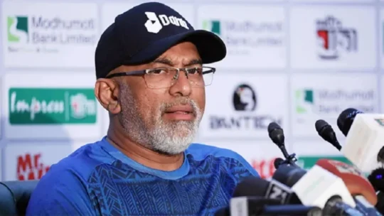‘ব্যর্থ হওয়ার ভয়’ দল থেকে দূর করে দিয়েছেন চন্ডিকা হাথুরুসিংহে