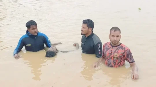 বন্যার পানিতে ভেসে এলো মরদেহ