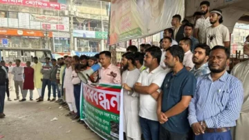 মহাসড়ক দখল করে বাজার, প্রতিবাদে এলাকাবাসীর মানববন্ধন