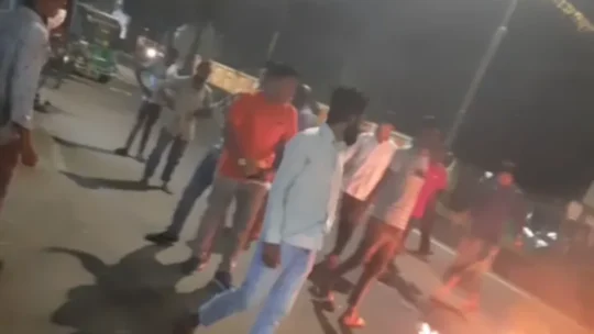 চট্টগ্রাম হাজী ক্যাম্পের সামনে রাস্তায় আগুন ও ককটেল বিস্ফোরণ।