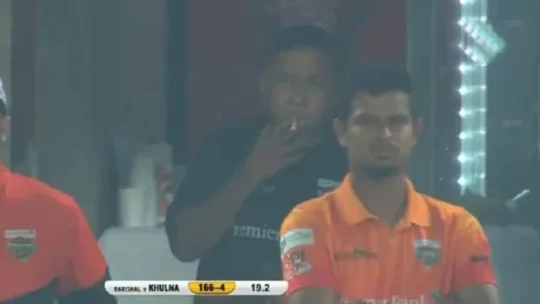 ড্রেসিংরুমে সিগারেট টেনে বিপাকে সুজন